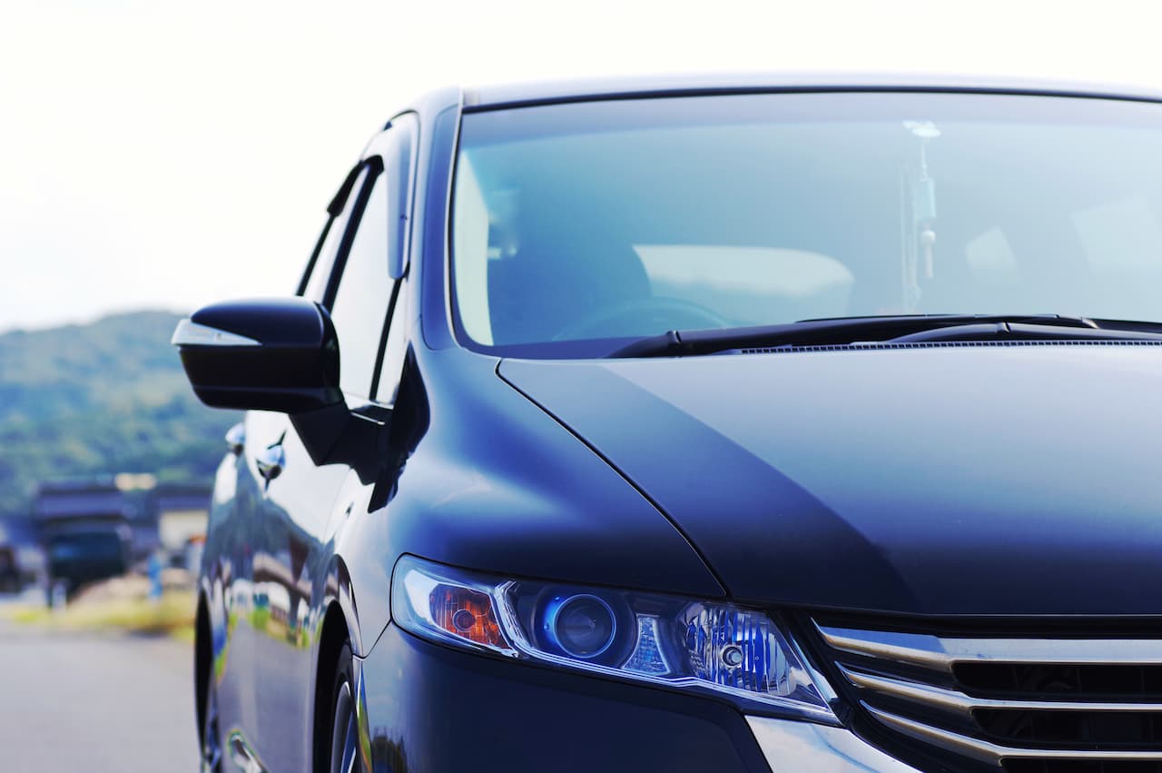 青い車のフロントガラス